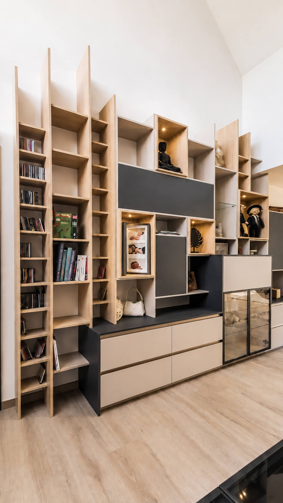 Bibliothèque et meuble TV sur mesure, projet Épure — vue principale